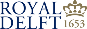 Vertikales Royal Delft Logo mit dunkelblauem Namen, goldfarbener Krone und der Jahreszahl 1653 im PNG-Format mit transparentem Hintergrund